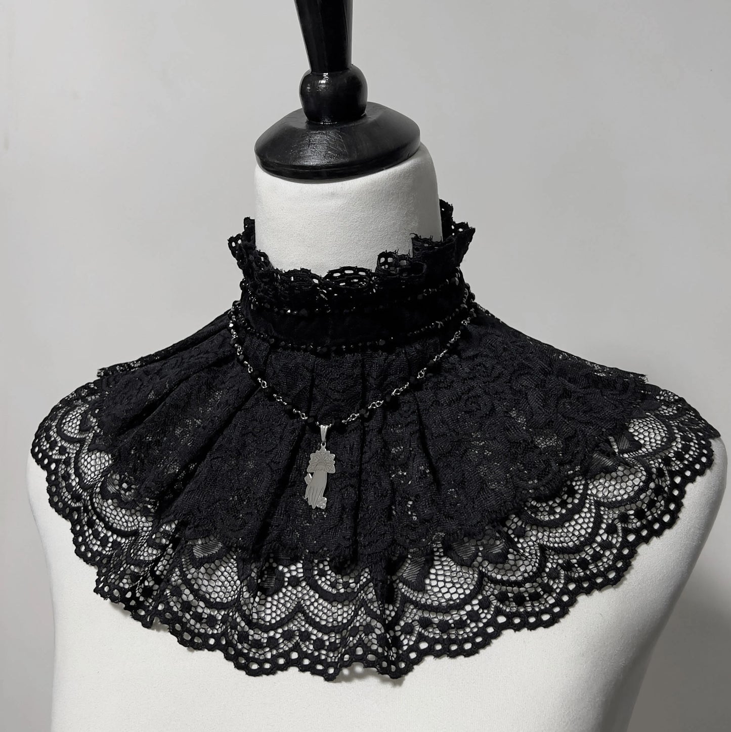 Victoriana lace collar with 925 Silver pendant