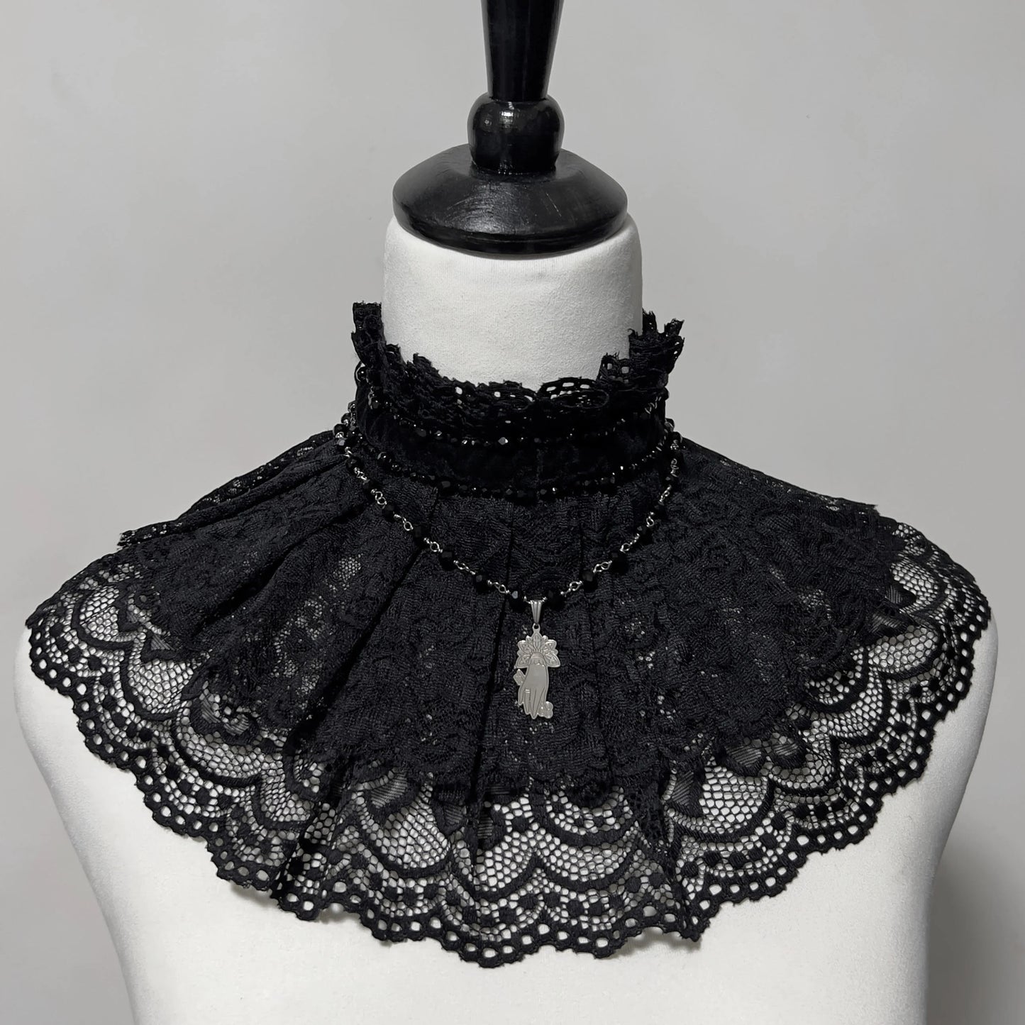 Victoriana lace collar with 925 Silver pendant