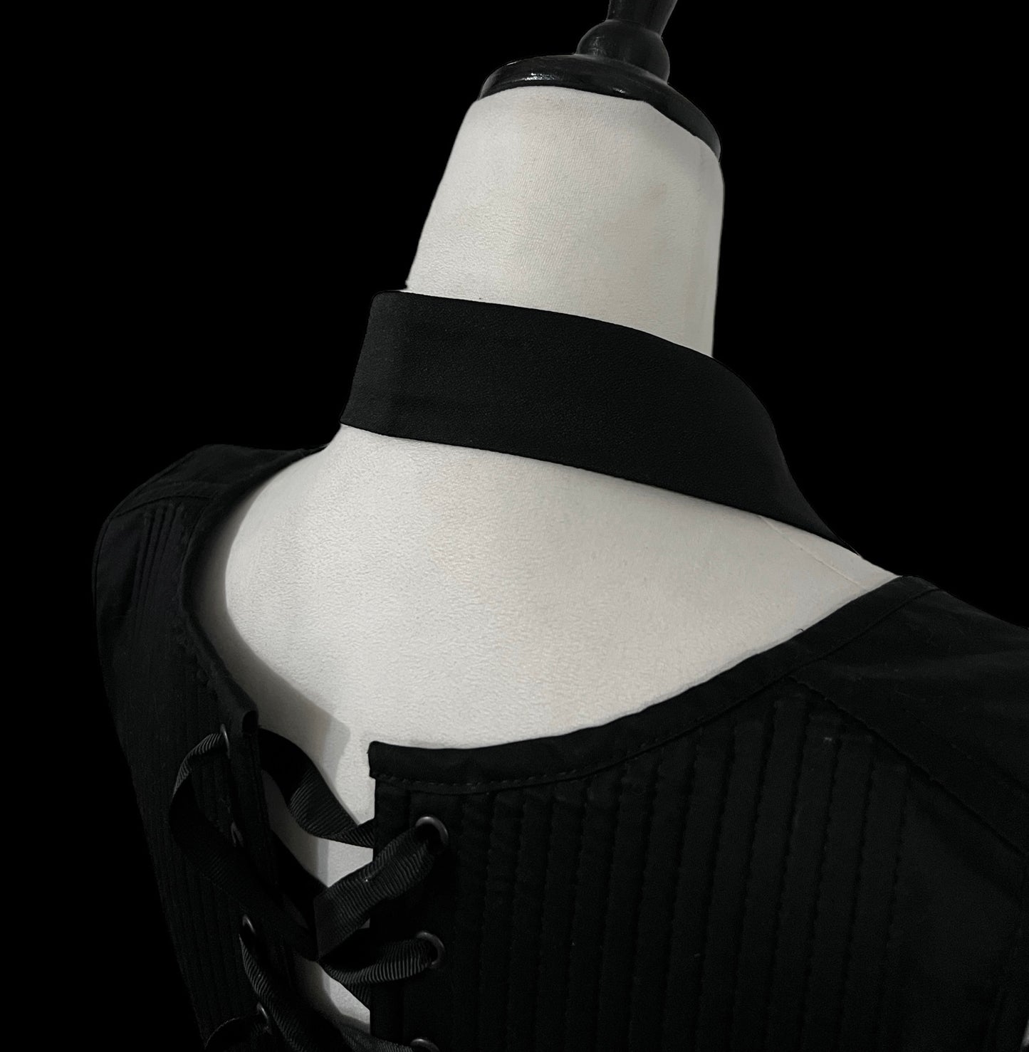 Cathedral window collar black