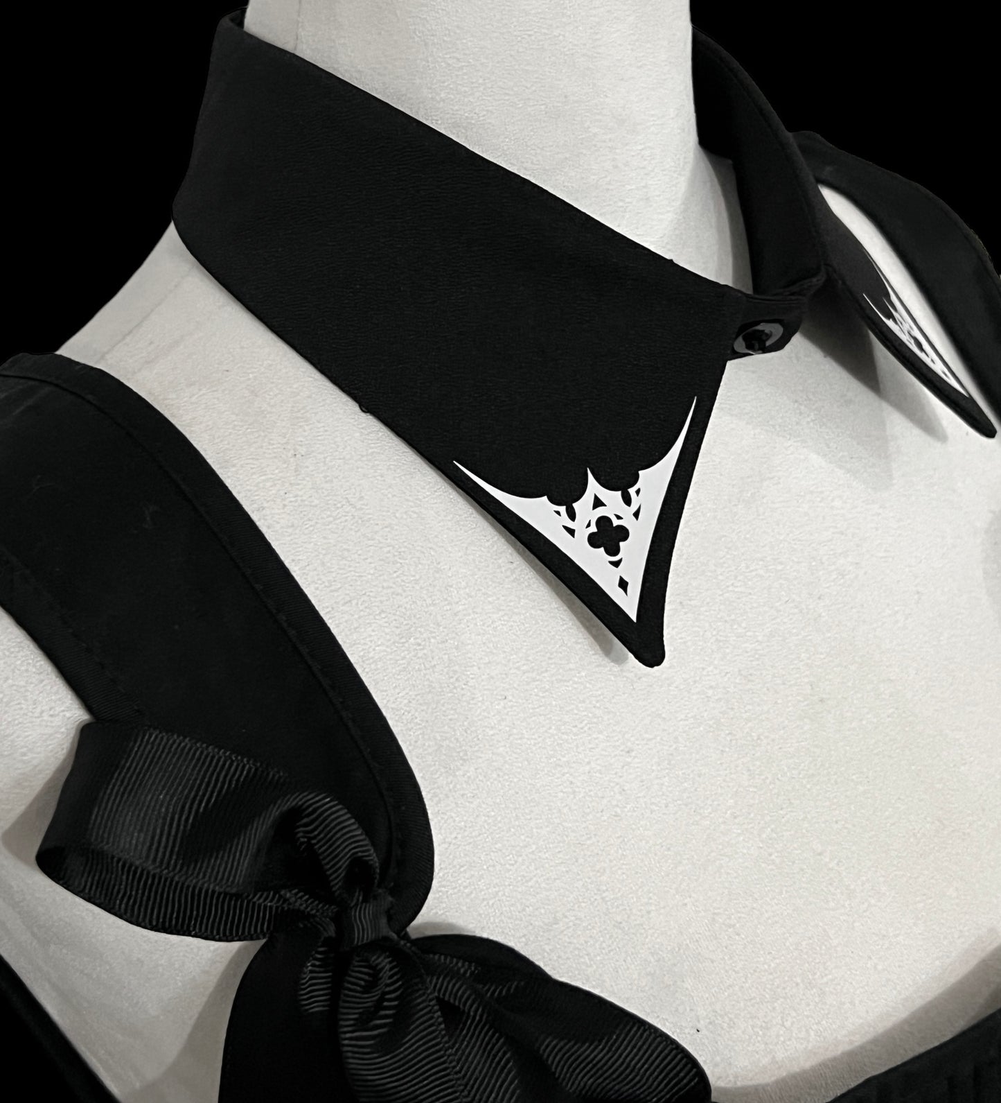 Cathedral window collar black