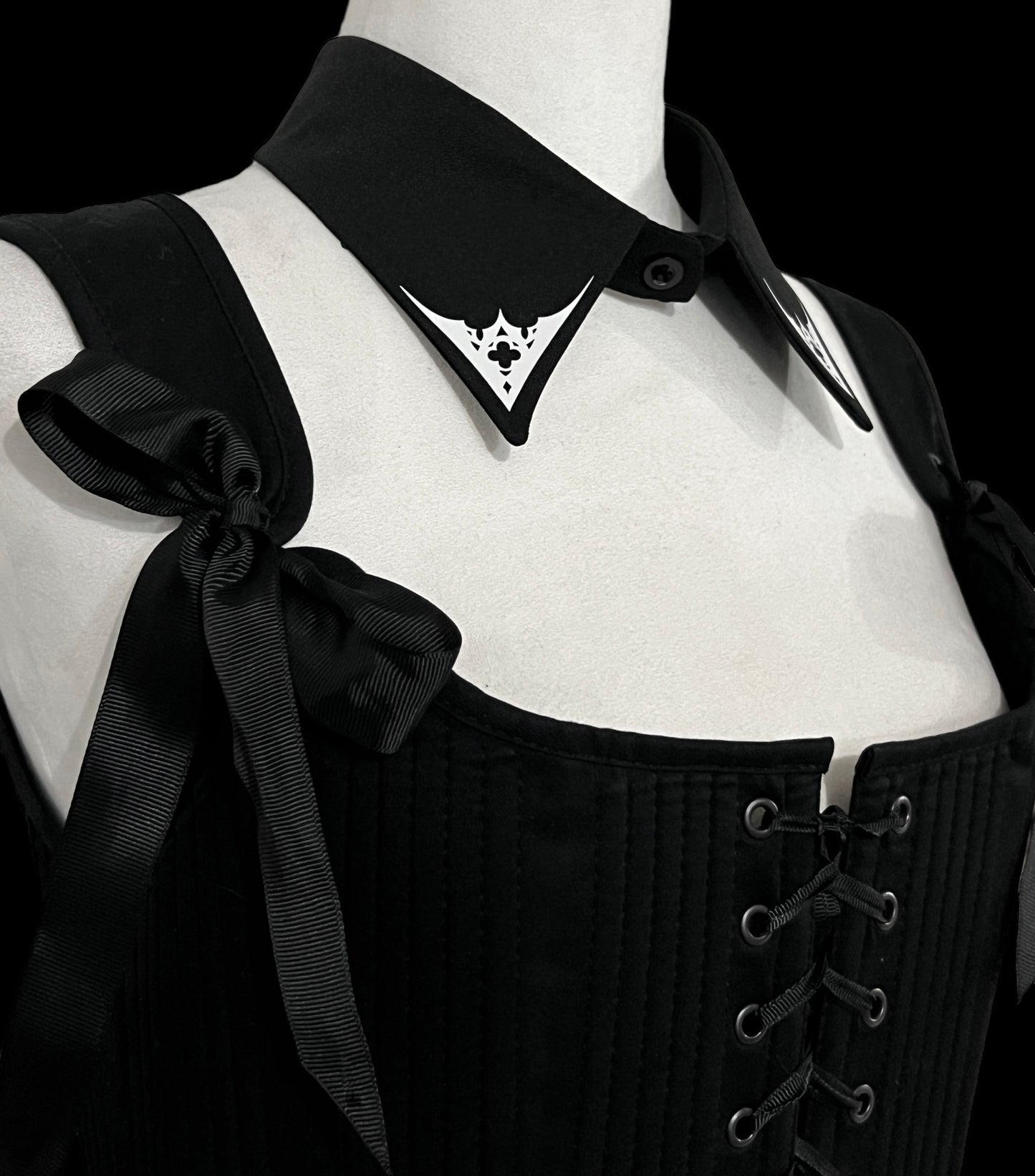 Cathedral window collar black