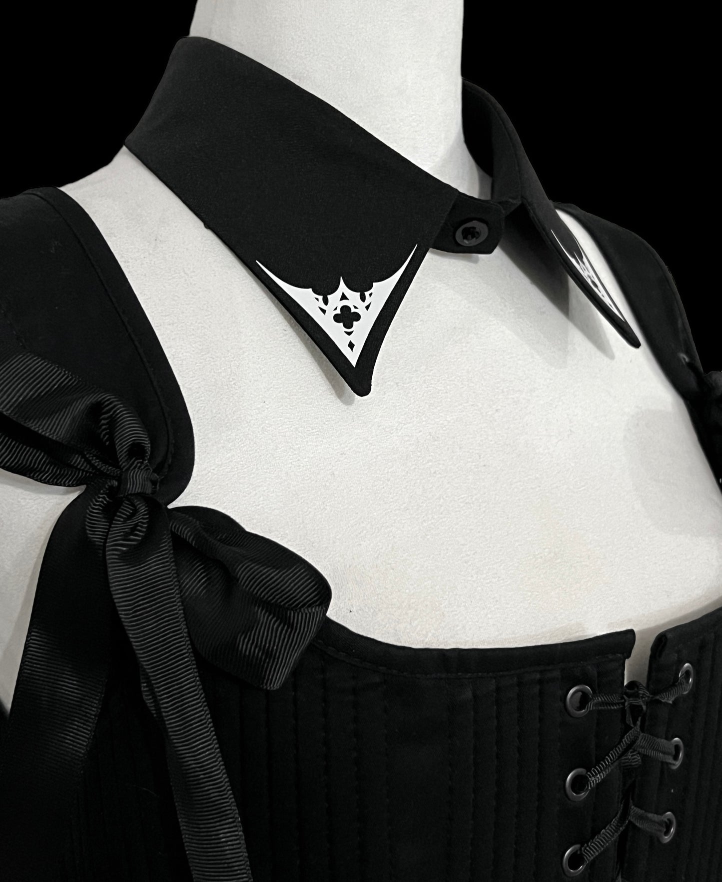 Cathedral window collar black