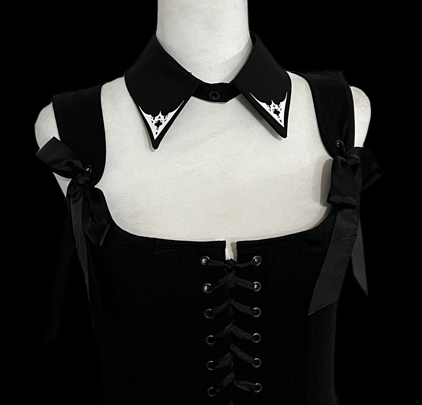 Cathedral window collar black