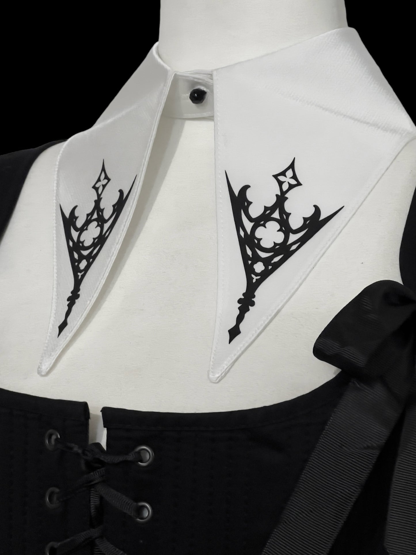 Cathedral window collar