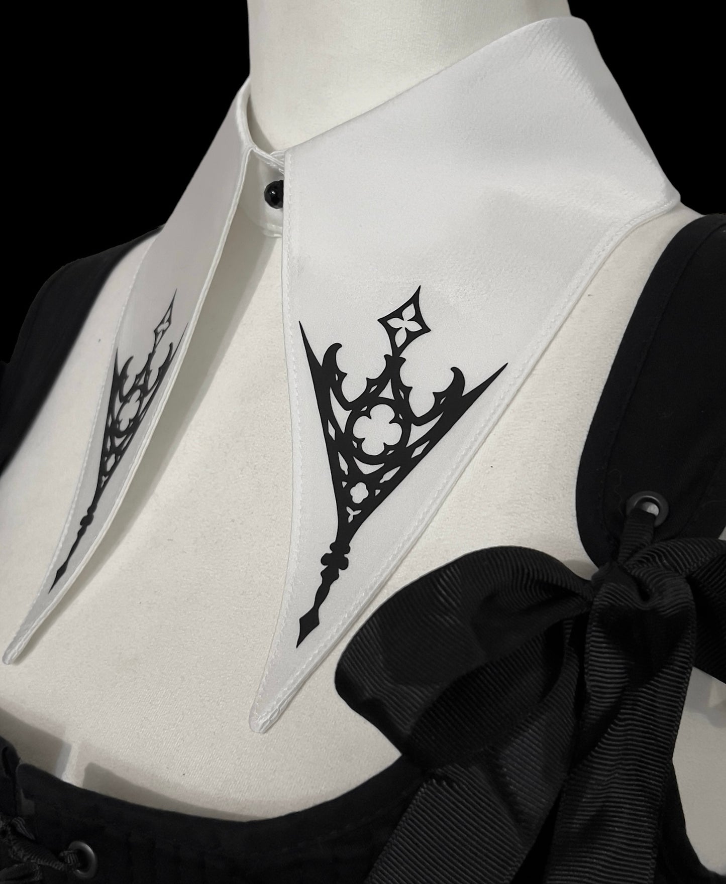Cathedral window collar