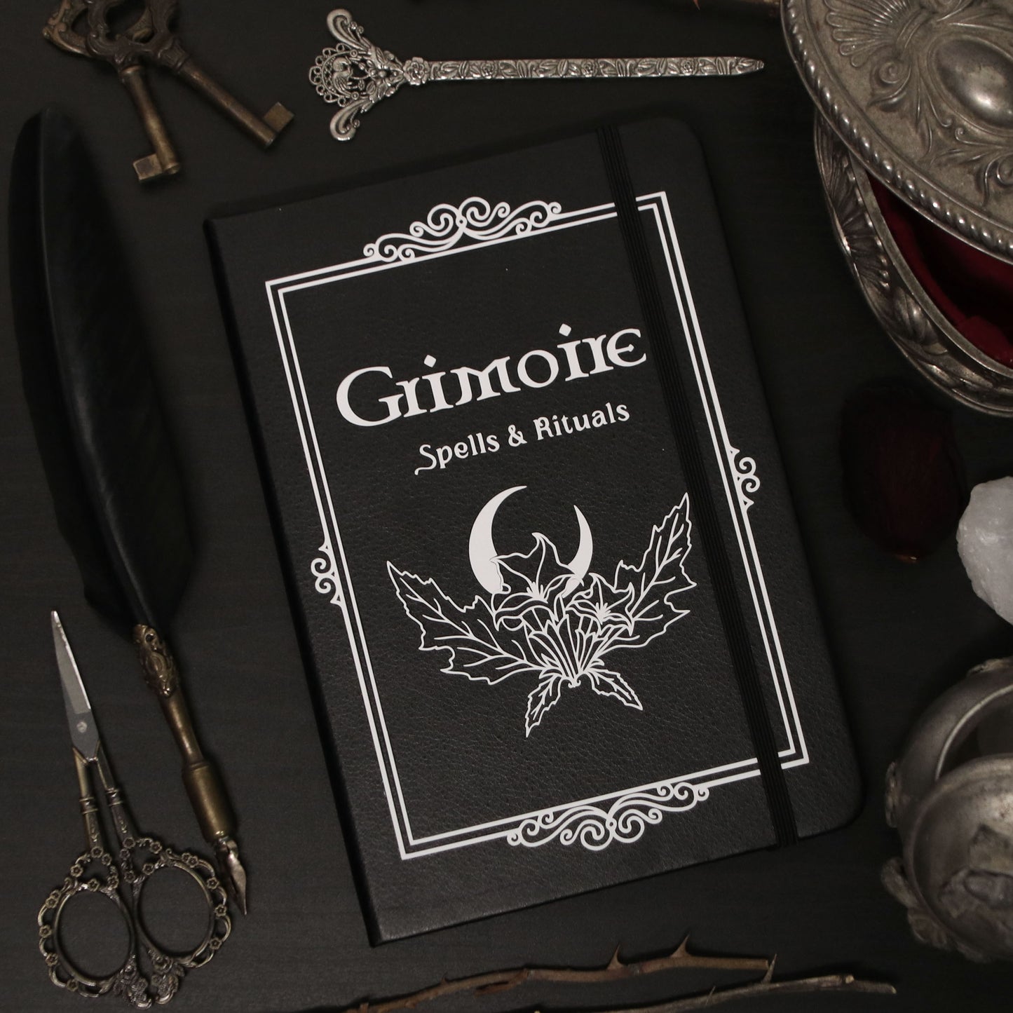 Book of shadows with Datura Stramonium - Grimoire